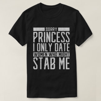 私を刺すかもしれない女性だけとデートするTシャツ Tシャツ
