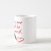 私を否定し、赤い口紅の執筆運命づけられて下さい コーヒーマグカップ (中央)