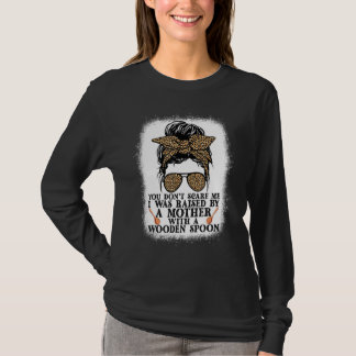 私を怖がらせようとしても無駄よ 私はスプーンを持つお母さんに育てられたの Tシャツ