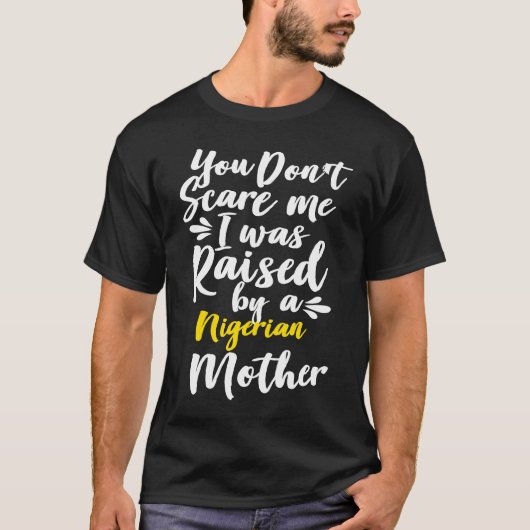 私を怖がらせようとしても無駄 ナイジェリア人の親に育てられました Tシャツ (正面)