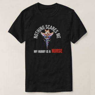 私を怖がらせるものなんて何もない、私の旦那は看護師です Tシャツ