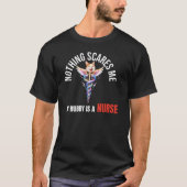 私を怖がらせるものなんて何もない、私の旦那は看護師です Tシャツ (正面)