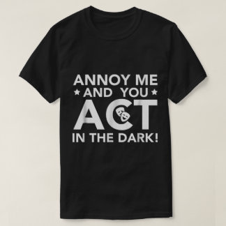 私を悩ます者は暗闇で演じろ Tシャツ