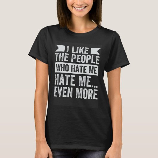 私を憎む人々が私を更に憎むのが好きだ Tシャツ (正面)