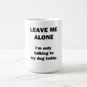 私を放っておいて下さい。 私は私の犬にだけ今日話しています コーヒーマグカップ (中央)