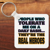 私を日常的に容認してくれる人はヒーローだ キーホルダー (正面)