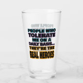 私を日常的に容認してくれる人はヒーローだ タンブラーグラス (裏面)