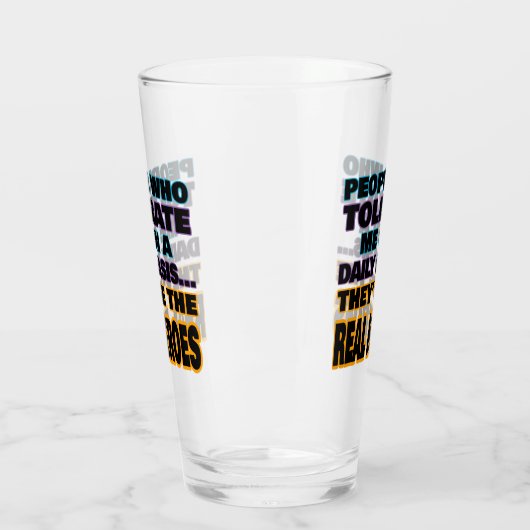 私を日常的に容認してくれる人はヒーローだ タンブラーグラス (左)