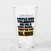 私を日常的に容認してくれる人はヒーローだ タンブラーグラス (正面)