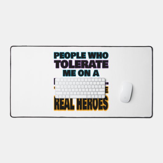 私を日常的に容認してくれる人はヒーローだ デスクマット (キーボード&マウス)