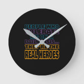 私を日常的に容認してくれる人はヒーローだ ラウンド壁時計 (正面)