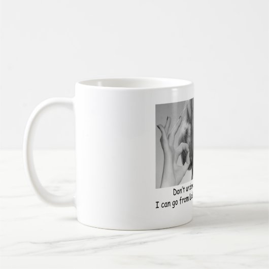私を最愛のコーヒーオフィスのユーモア過少見積りしないで下さい コーヒーマグカップ (左)