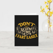 私を簡単にファートしないおもしろい笑わされる カード (黄色い花)