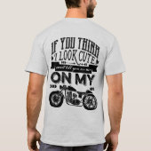 私を考えたらかわいいオートバイのタイポグラフィを見て下さい Tシャツ (裏面)