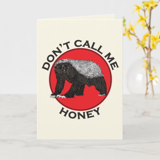 私を蜂蜜のBadassのラーテルの赤の芸術と電話しないで下さい カード (黄色い花)