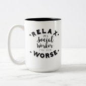私を見ましたより悪いソーシャルワーカーの誕生日プレゼントをリラックスして下さい ツートーンマグカップ (左)
