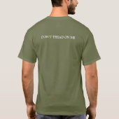 私を踏むな ガズデン旗 イエロー カキ色 Tシャツ (裏面)