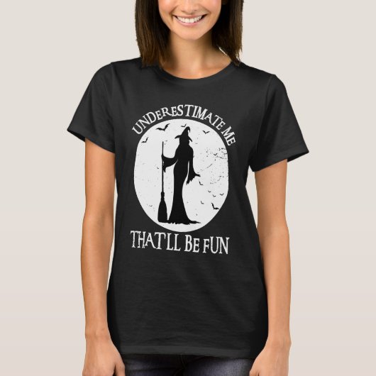私を過小評価するおもしろい魔女ハロウィーン Tシャツ (正面)