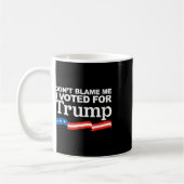 私を非難するトランプ大統領の選挙に投票した コーヒーマグカップ (左)