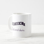 私を頼やめて。私はただここで働いている。 コーヒーマグカップ (正面左)