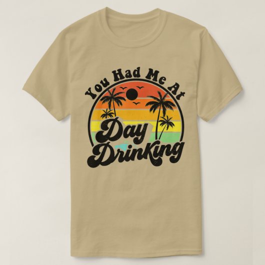 私を飲んで昼間におもしろいレトロビーチ夏 Tシャツ (デザイン正面)