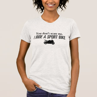 私を、私乗りますスポーツのバイクにおびえさせません Tシャツ