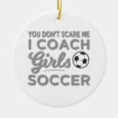 私をIのコーチの女の子のサッカーおびえさせません セラミックオーナメント (正面)