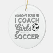 私をIのコーチの女の子のサッカーおびえさせません セラミックオーナメント (左)