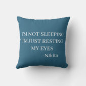 私カスタムは眠っていない私は目を休めている クッション (裏面)