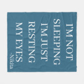 私カスタムは眠っていない私は目を休めている フリースブランケット (正面(横))
