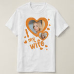 私カスタムは私の妻メンズtシャツ大好きオレンジ tシャツ<br><div class="desc">自分のオレンジを作成する私は私の妻のシャツを2枚の写真とパーソナライズされた文字で愛カスタム。このTシ買ャツは、ヴァレンティネスの日や記念日など特別な機会に妻を感動させる為に自分で作ることができる。このシャツは気の毒な夫おもしろい周年記念の贈り物になる。この可愛いシャツを夫に衣服させすごい、裏切られるのを夫に思い止めさせる。彼がソーシャルネットワークや職場でたくさんの賛辞を受ける。「私は妻を愛している」シャツはティクトクの最後のトレンドであり、あなたの夫と写真やビデオを撮り、Instagramやソーシャルネットワークであなたの愛を共有する！</div>