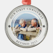 私パーソナライズされたたちの初めてのクリスマス退職した写真 メタルオーナメント (正面)