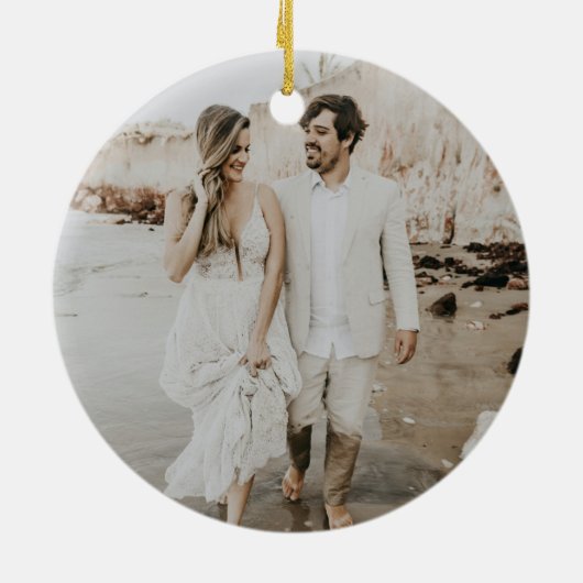 私モダンたちの初めてのクリスマス結婚した写真 セラミックオーナメント (裏面)