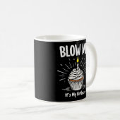 私吹は私の誕生日の大人おもしろい冗談だ コーヒーマグカップ (正面右)