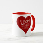 私感謝していを持つ母赤いハートタイポグラフィ マグカップ (正面右)