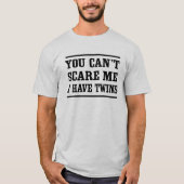 私持っています双生児を私をおびえさせることができません Tシャツ (正面)