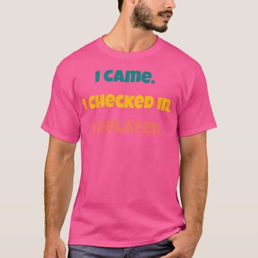 私来。私はチェックイン。私は遅れた。空港旅行 Tシャツ (正面)