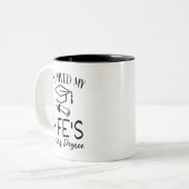 私生き延びは妻の修士号を取得した ツートーンマグカップ (正面左)