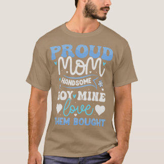 私誇りを持ったの母のハンサムな男の子は両方を愛している Tシャツ