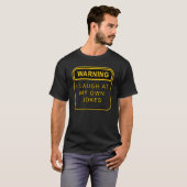 私警告は自分のジョークを笑う。 Tシャツ (正面フル)