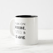 私走はカフェイン、カオス、そしてカスタムの言葉でコーヒーマグを飲む ツートーンマグカップ (正面左)