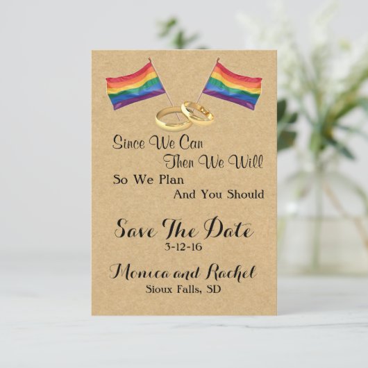 私達ができるので: レズビアンの結婚式の保存日付カード セーブザデート (スタンド正面)