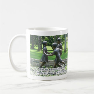 私達が子供を…青銅色にしたら コーヒーマグカップ