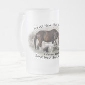 私達にすべてその1人の友人があります フロストグラスビールジョッキ (正面左)