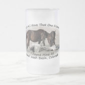 私達にすべてその1人の友人があります フロストグラスビールジョッキ (中央)