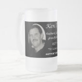 私達に彼は世界の記念物でした フロストグラスビールジョッキ (正面左)