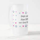 私達のハートのペット許可の足のプリント フロストグラスビールジョッキ (正面左)