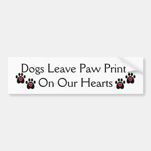 私達のハートの犬の許可の足のプリント バンパーステッカー (正面)