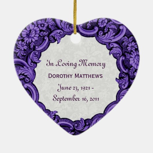 私達のハートの記念の捧げ物の紫色のヴィンテージ セラミックオーナメント (裏面)