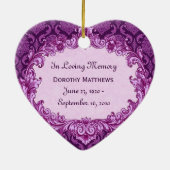 私達のハートの記念の捧げ物の紫色Curlicue セラミックオーナメント (裏面)